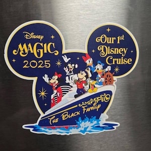 Puede incluir: Un im&aacute;n azul marino con forma de oreja de Mickey Mouse con el texto "Disney MAGIC 2025" y "Our 1st Disney Cruise". El im&aacute;n presenta personajes de Disney en un crucero con el texto "The Black Family".
