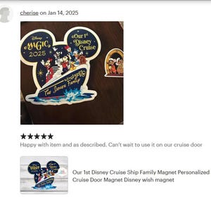 Puede incluir: Un im&aacute;n de crucero de Disney con Mickey Mouse y sus amigos en un barco, con el texto "MAGIC 2025" y "Our 1st Disney Cruise". El barco est&aacute; etiquetado "The Jones Family". Un im&aacute;n m&aacute;s peque&ntilde;o muestra personajes de Disney.