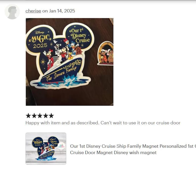 Puede incluir: Un im&aacute;n de crucero de Disney con Mickey Mouse y sus amigos en un barco, con el texto "MAGIC 2025" y "Our 1st Disney Cruise". El barco est&aacute; etiquetado "The Jones Family". Un im&aacute;n m&aacute;s peque&ntilde;o muestra personajes de Disney.