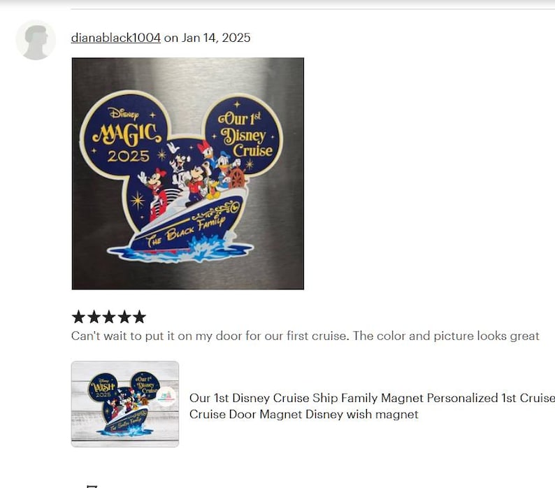 Puede incluir: Un im&aacute;n de crucero de Disney con Mickey Mouse y sus amigos en un barco. El im&aacute;n tiene un dise&ntilde;o de oreja de Mickey Mouse azul marino con el texto "Disney Magic 2025" y "Our 1st Disney Cruise". El barco est&aacute; etiquetado como "The Black Family".