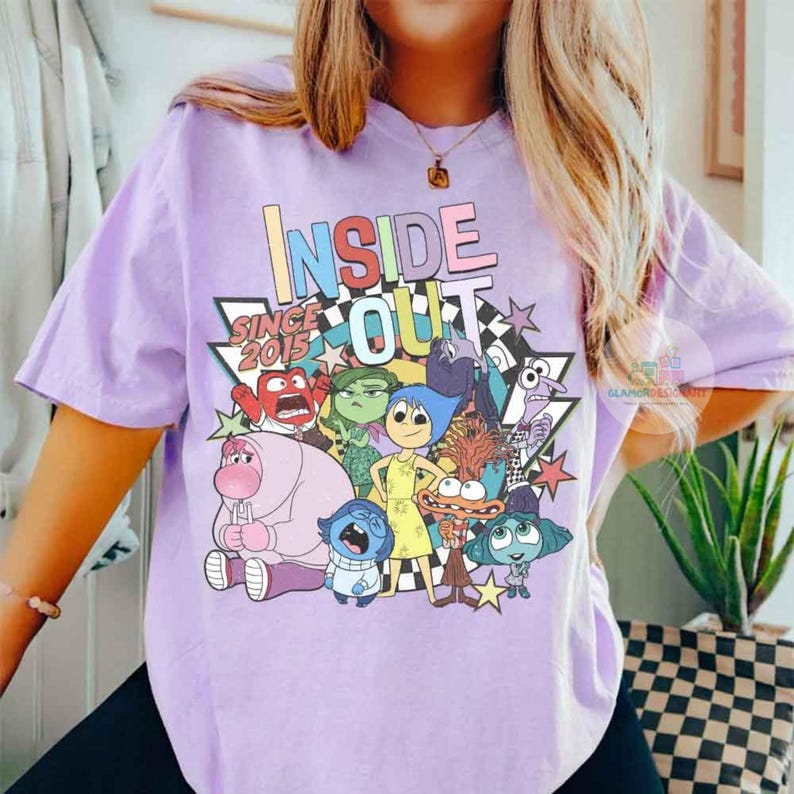 Pu&ograve; includere: Una maglietta lilla chiaro con la scritta "INSIDE OUT" e "SINCE 2015", oltre a personaggi dei cartoni animati del film. La grafica &egrave; in vari colori, tra cui blu, giallo e verde.