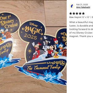 Puede incluir: Imanes de crucero de Disney con Mickey Mouse y sus amigos en un crucero. Los imanes tienen forma de la cabeza de Mickey Mouse y tienen el texto "Our 1st Disney Cruise" y "Disney Magic 2025". Los imanes miden aproximadamente 25,4 cm por 25,4 cm.