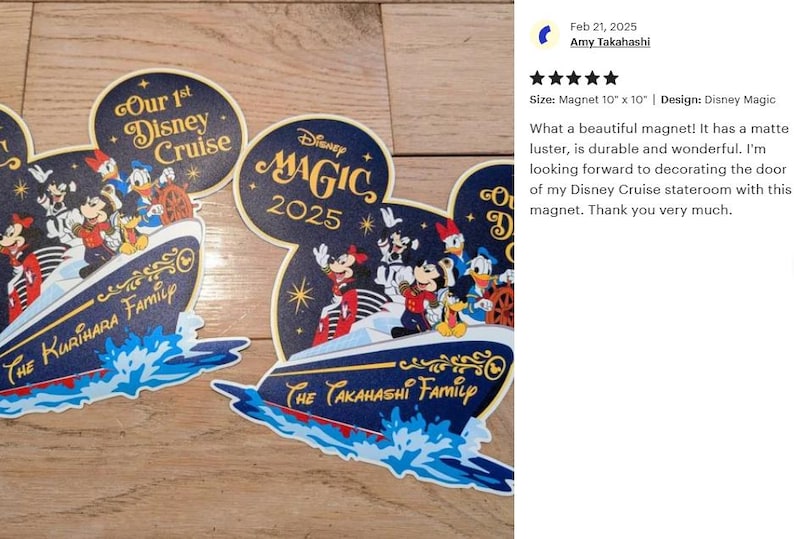 Puede incluir: Imanes de crucero de Disney con Mickey Mouse y sus amigos en un crucero. Los imanes tienen forma de la cabeza de Mickey Mouse y tienen el texto "Our 1st Disney Cruise" y "Disney Magic 2025". Los imanes miden aproximadamente 25,4 cm por 25,4 cm.