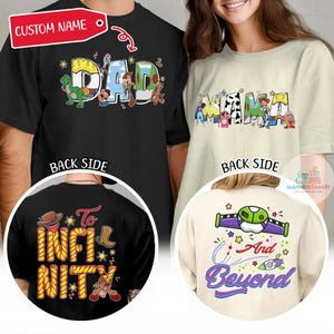 Puede incluir: Dos camisetas con tem&aacute;tica de Toy Story. La parte delantera de la camiseta negra dice "DAD" con personajes de Toy Story. La parte delantera de la camiseta crema dice "MAMA" con personajes de Toy Story. La parte trasera de la camiseta negra dice "To Infinity" con personajes de Toy Story. La parte trasera de la camiseta crema dice "And Beyond" con un personaje de Toy Story.