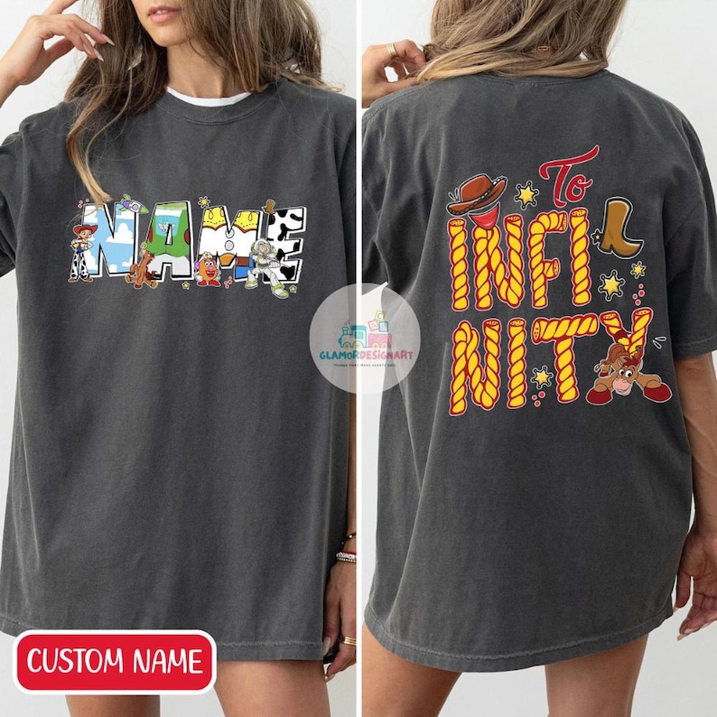 Puede incluir: Una camiseta gris oscuro con un nombre personalizado escrito en personajes de dibujos animados coloridos de la pel&iacute;cula Toy Story. La parte posterior de la camiseta tiene el texto "To Infinity and Beyond" en cuerda amarilla con un personaje de dibujos animados de la pel&iacute;cula.