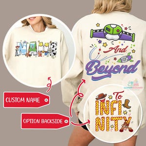 Puede incluir: Una sudadera beige con un dise&ntilde;o de nombre personalizado en la parte delantera y un dise&ntilde;o tem&aacute;tico de Toy Story en la parte trasera. El dise&ntilde;o de la parte trasera presenta la nave espacial de Buzz Lightyear, estrellas y el texto "And Beyond". El dise&ntilde;o de la parte delantera presenta personajes de Toy Story, incluidos Woody, Buzz Lightyear y Jessie, que deletrean la palabra "NAME".