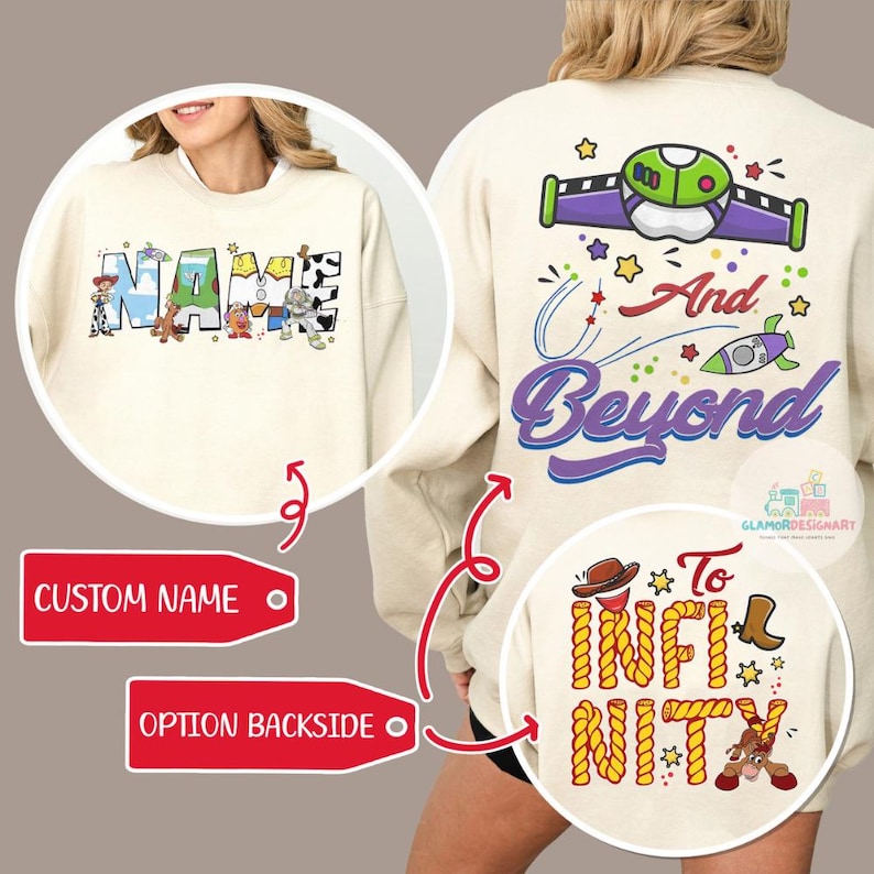 Puede incluir: Una sudadera beige con un dise&ntilde;o de nombre personalizado en la parte delantera y un dise&ntilde;o tem&aacute;tico de Toy Story en la parte trasera. El dise&ntilde;o de la parte trasera presenta la nave espacial de Buzz Lightyear, estrellas y el texto "And Beyond". El dise&ntilde;o de la parte delantera presenta personajes de Toy Story, incluidos Woody, Buzz Lightyear y Jessie, que deletrean la palabra "NAME".