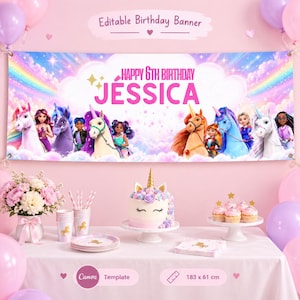 Pode incluir: Uma faixa de aniversário retangular com arco-íris, nuvens e unicórnios com o texto Happy 6th Birthday JESSICA. A faixa mede 183 cm por 61 cm e é exibida sobre uma mesa com um bolo de unicórnio, cupcakes e artigos de festa.