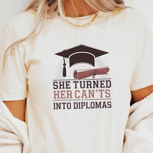 Camiseta "Convirtió sus no-puedos en diplomas" - Camiseta empoderadora de graduación 2025, regalo inspirador para ella, camiseta de mujer graduada fuerte