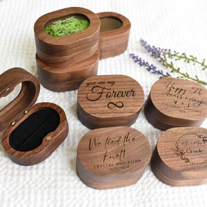 Gepersonaliseerde houten trouwringdoos met deksel van hout of glas, op maat gegraveerde houder voor verlovingsvoorstel, bruidscadeau voor haar bruiloft