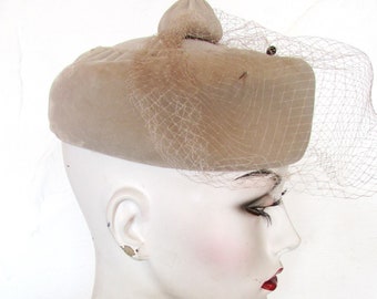 Vintage 1950's 60's Hat Grey Velvet Pillbox Beanie w Veil Netting Mid Century Fashion **Scroll down for details