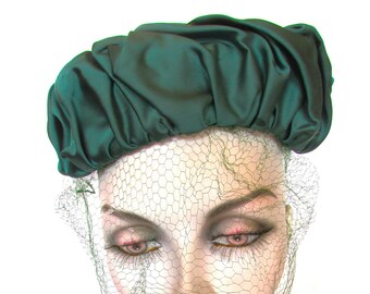 Vintage 1950's 60's Hat Green Scrunched Satin Pillbox w Delicate Green Veil Netting **Scroll doen for details