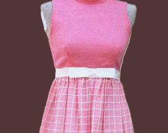 WYPRZEDAŻ Suknia balowa w stylu vintage z lat 60. XX wieku od projektanta Henry'ego Harrisa w kolorze intensywnego różu, z podwyższoną talią, na przyjęcie ogrodowe, maxi sukienka **Przewiń w dół, aby uzyskać szczegółowe informacje