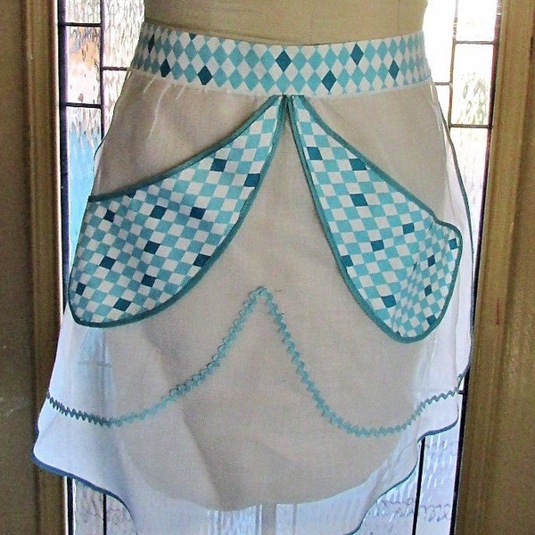 Tablier vintage des années 1950 Demi-tablier en coton bleu aqua et losanges blancs Bric Brac garniture organdi de coton transparent ** Faites défiler vers le bas pour plus de détails