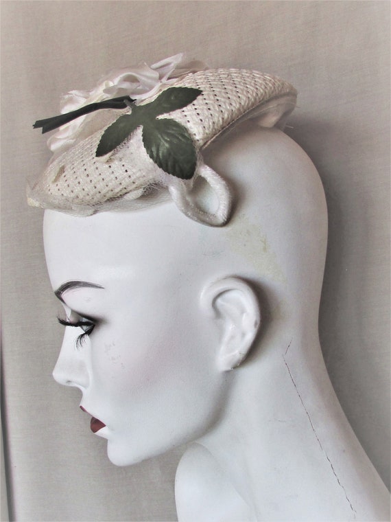 Vintage 1950's Hat White Woven Straw Cap Calot w … - image 1