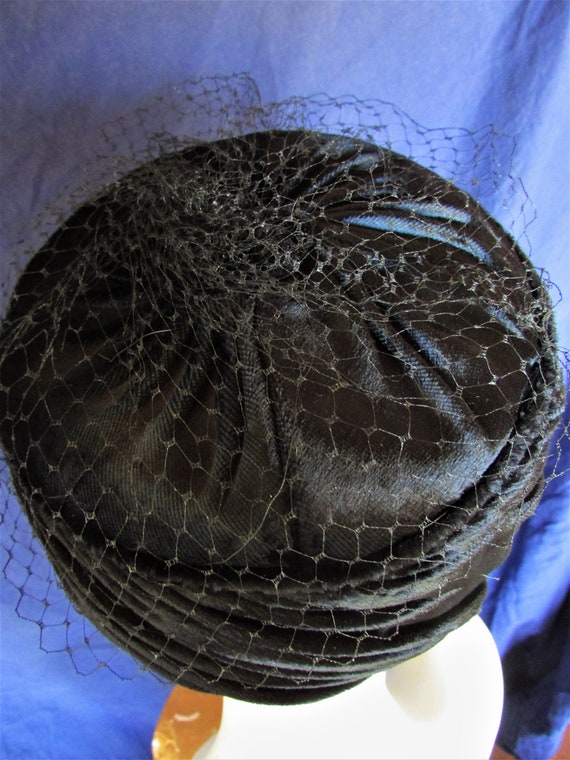 Vintage 1960's Hat Black Crushed Velvet Pillbox H… - image 6