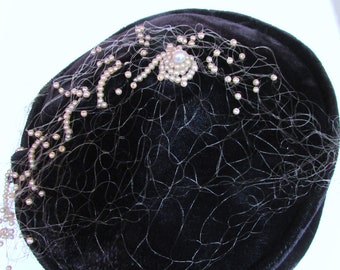 Vintage 1940's 50's Hat Deep Blue Almost Black Velvet Beanie w Pearls & Scattered Pearls Veil **Scroll down for details