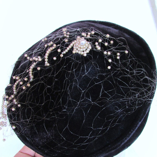 Vintage 1940's 50's Hat Deep Blue Almost Black Velvet Beanie w Pearls & Scattered Pearls Veil **Scroll down for details