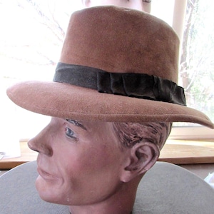 Chapéu Fedora Vintage Anos 70 Marrom Ultrasuede Bailey Feminino ou Masculino Estilo Western Vintage Tamanho Pequeno **Role para baixo para mais detalhes
