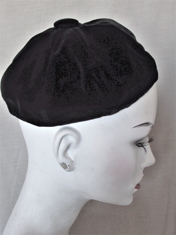 Vintage 1960's Hat Black Velvet Beret Lined in Br… - image 4