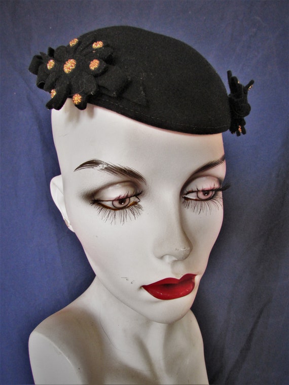 Vintage 1930's 1940's Hat Black Wool Felt Skull C… - image 1