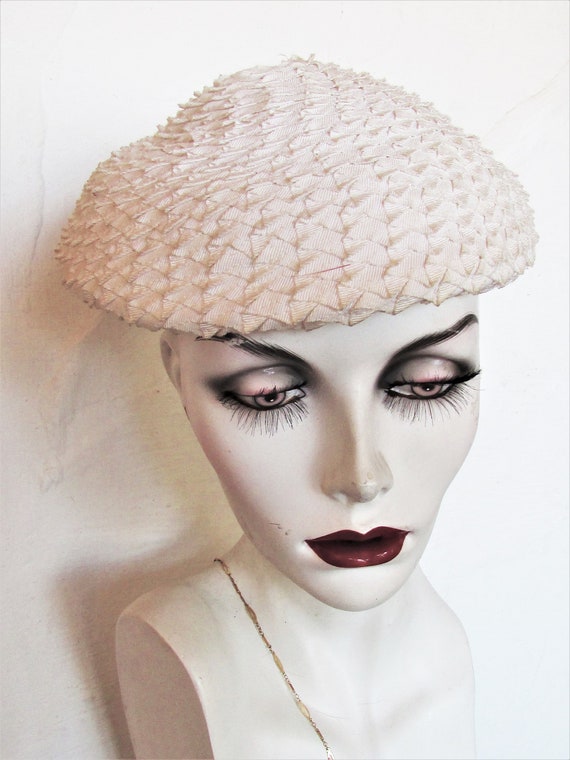 Vintage 1960's Hat White Grosgrain Ribbon Hat Wov… - image 4