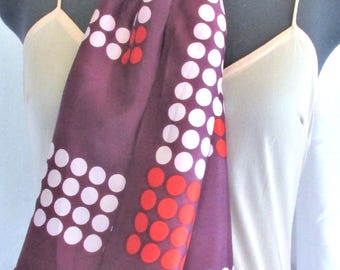 Lenço vintage Jean Ete retangular longo, cor bordô com bolinhas vermelhas e brancas, fabricado na Itália, década de 1960. **Role para baixo para mais detalhes.