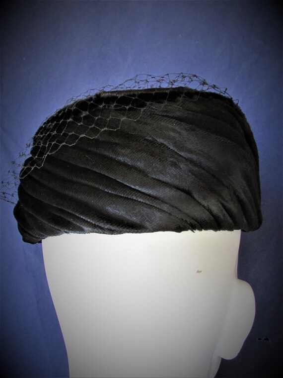 Vintage 1960's Hat Black Crushed Velvet Pillbox H… - image 5