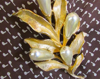 Crown Trifari Large Vintage Hallmarked Gold Tone Brooch Leaf With