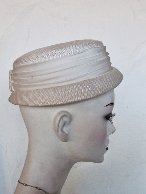 Vintage 1950's Hat Cloche White Straw Hat w Pearl… - image 4