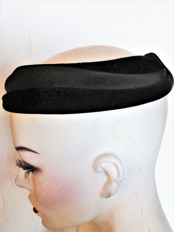 Vintage 1960's Hat Black Velvet & Satin Ring Hat C