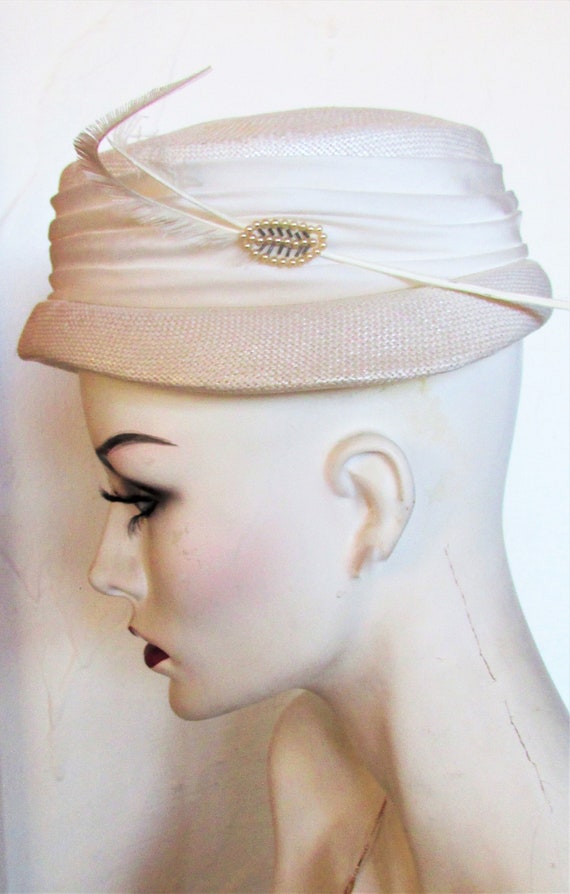 Vintage 1950's Hat Cloche White Straw Hat w Pearl… - image 1