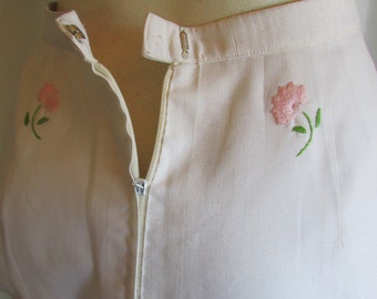 Vintage 1960's Skirt White Cotton Linen w Embroidered Pink Rosebuds Straight Wiggle Skirt **Scroll down for details