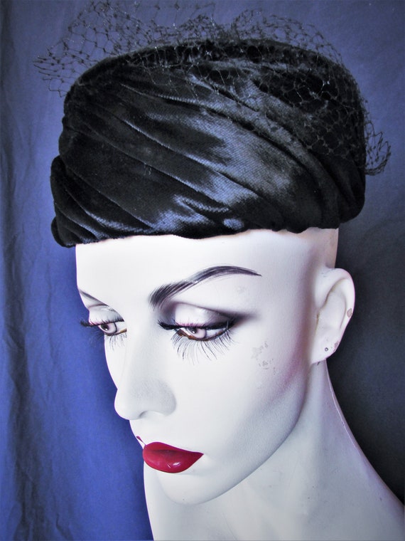 Vintage 1960's Hat Black Crushed Velvet Pillbox H… - image 1