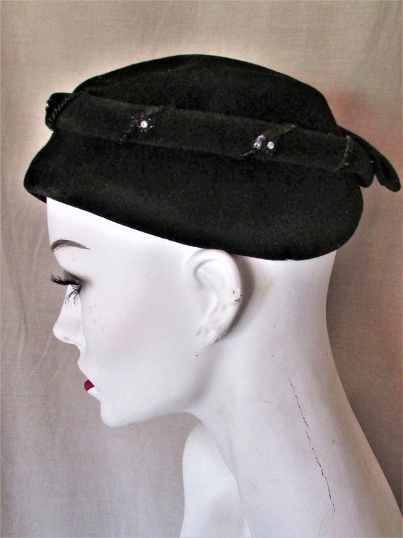 Vintage 1940's 50's Hat Black Felt Velour Hat w Se