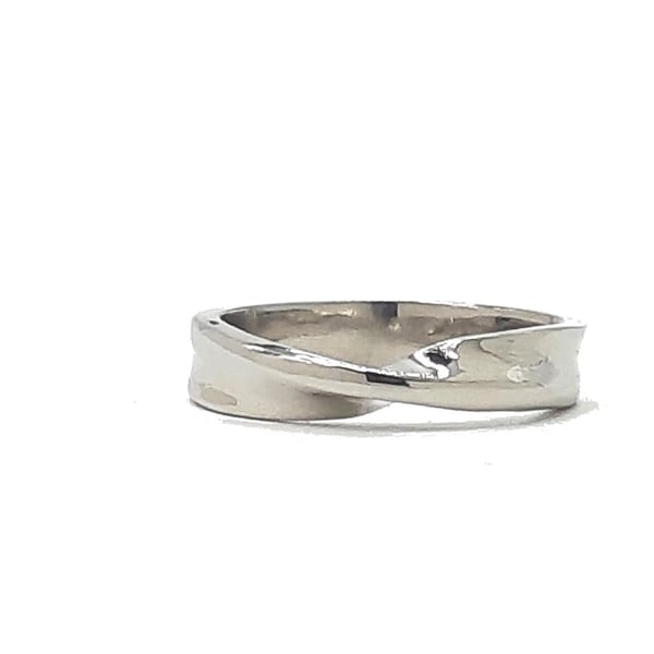 Platinum Möbius Ring, 4mm wide, size 5.75   ready to ship