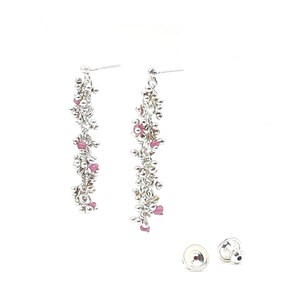 Pu&ograve; includere: Orecchini pendenti in argento con accenti di pietre preziose rosa. Gli orecchini presentano un delicato design a catena con grappoli di piccole perle d'argento rotonde e pietre rosa. L'immagine mostra anche i retro degli orecchini.