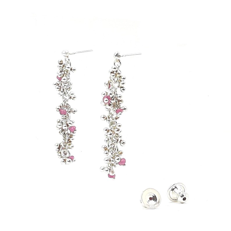 Pu&ograve; includere: Orecchini pendenti in argento con accenti di pietre preziose rosa. Gli orecchini presentano un delicato design a catena con grappoli di piccole perle d'argento rotonde e pietre rosa. L'immagine mostra anche i retro degli orecchini.