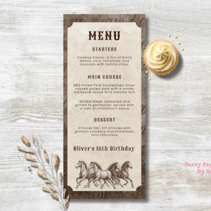 Peut inclure: Une carte de menu sur le thème rustique, avec un cadre en bois marron, présentant une liste d'entrées, de plats principaux et de desserts. Le menu comprend "Cowboy Caviar" et "Sandwiches de porc effiloché au barbecue". Le texte "18e anniversaire d'Oliver" est affiché en bas.