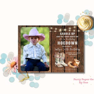 Plantilla de invitación con foto para fiesta de cumpleaños con temática del oeste editable, invitación digital de vaquera, botas rústicas, sombrero, Canva, imprimible, 7 x 5, WEHDA