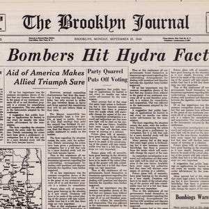 Può includere: Una prima pagina di giornale d'epoca del Brooklyn Journal, datata 25 settembre 1944, con il titolo "U.S. Bombers Hit Hydra Factories". Il giornale presenta articoli e una mappa, al prezzo di cinque centesimi.
