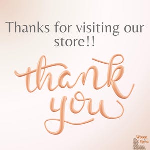 Pu&ograve; includere: Una grafica digitale che mostra il testo Thanks for visiting our store!! in grigio scuro, seguito dalla parola thank you in un grande carattere corsivo color pesca. Un piccolo logo con il testo Woven Stylez &egrave; visibile nell'angolo in basso a destra.