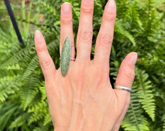 Beautiful vintage Navajo ring in sterling silver with green turquoise chip inlay. Long oval shape. Size 6.5