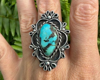 Beautiful vintage native American ring in sterling silver with turquoise. Size 9.5-10