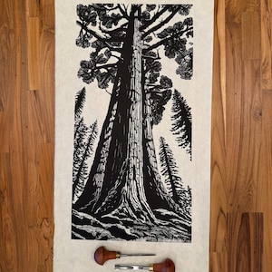 Een reus van sequoia's, linosnede met boomprint