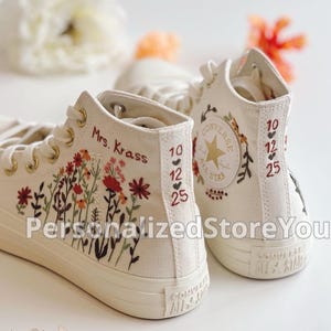 Mariage Converse brodé, baskets brodées de fleurs sauvages personnalisées pour la mariée, chaussures brodées de réception de mariage, cadeaux de mariage