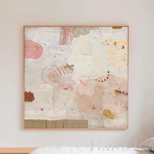 Puede incluir: Obra de arte abstracta con marco de madera clara. La obra presenta un fondo texturizado con formas suaves en rosa, beige y marrón. La pintura tiene una estética moderna y minimalista, adecuada para la decoración del hogar.