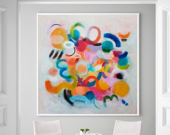 Puede incluir: Pintura abstracta con fondo blanco y formas, círculos y líneas de colores. La pintura está enmarcada y colgada en una pared blanca en una habitación con dos sillas y una mesa pequeña.