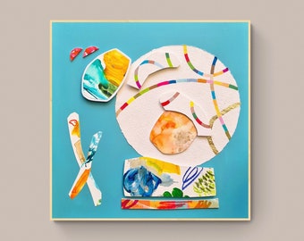 Op de afbeelding: Een kleurrijke abstracte collage met een witte cirkel met een regenboogpatroon, een gele en blauwe vorm en een stokfiguur op een blauwe achtergrond.