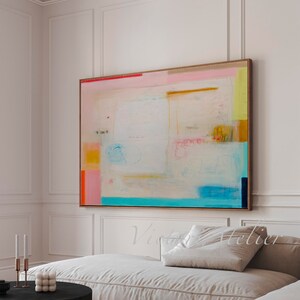 Puede incluir: Pintura abstracta con fondo blanco y formas geom&eacute;tricas coloridas en rosa, amarillo, azul y naranja. La pintura est&aacute; enmarcada en un marco de madera.